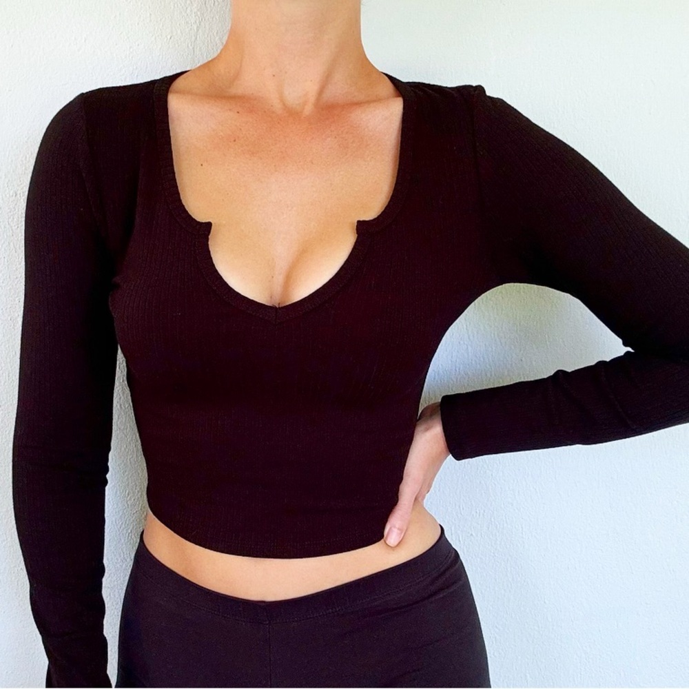 Bozzolo black ribbed knit notch neckline long sleeve tee size small